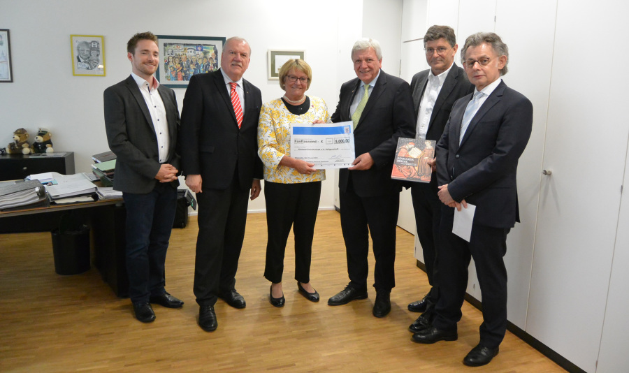 BERGABE DES BUCHES IM HESSISCHEN LANDTAG